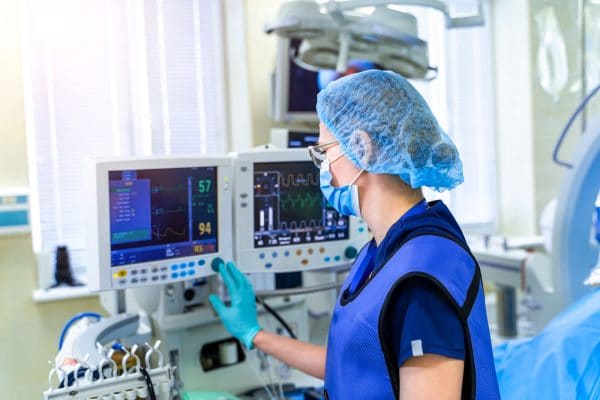 Cung cấp và lắp đặt thiết bị y tế tại nhà dành riêng cho bệnh nhân tim mạch: Giải pháp toàn diện chăm sóc sức khỏe tại gia